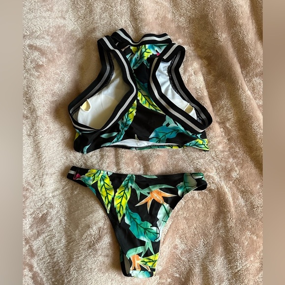 Tropical print, bikini, tea back top size medium - Picture 2 of 3